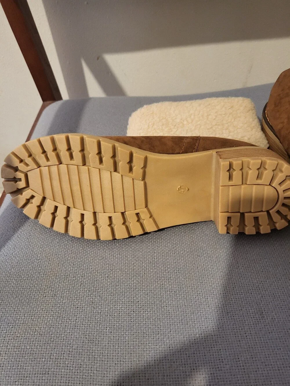 Source Unknown Chestnut Brown Suede Ankle Boots with Cream Shearling